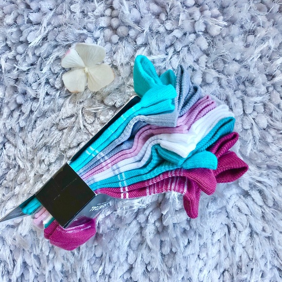 New with tags UNDER ARMOR 6 pack ESSENTIAL SOCKS - Picture 2 of 6